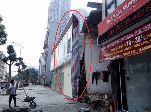 Còn đây là một ngôi nhà có hình khối quái dị như "tam giác nhọn" xuất hiện tại đoạn đường mới Trần Quý Kiên kéo dài (Cầu Giấy, Hà Nội). (Ảnh: Dân Việt).