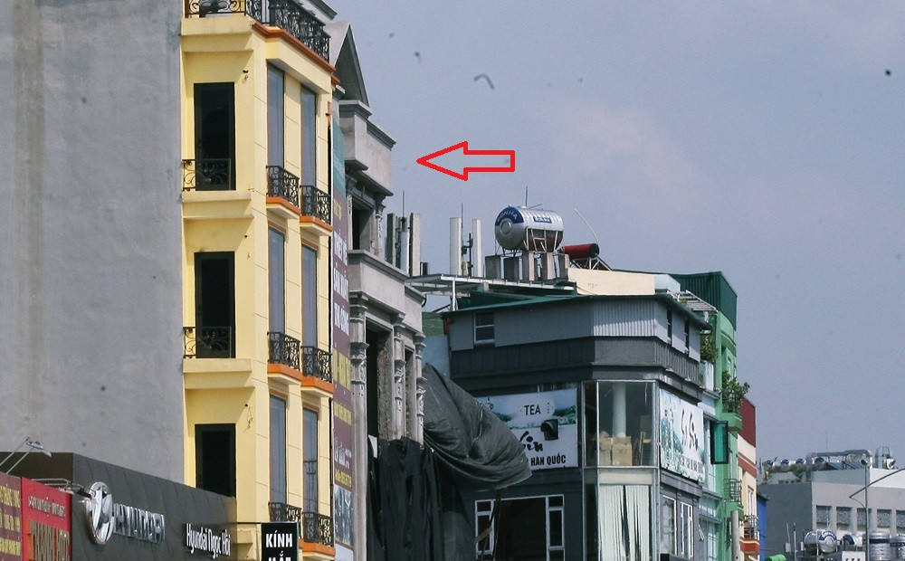 Một phần của ngôi nhà kỳ dị được gia chủ che lưới đen bên ngoài, nếu di chuyển trên đường Ngọc Hồi theo hướng về trung tâm thị trấn Thường Tín (Hà Nội) rất khó có thể phát hiện ra hình thù "kỳ quái" của ngôi nhà.