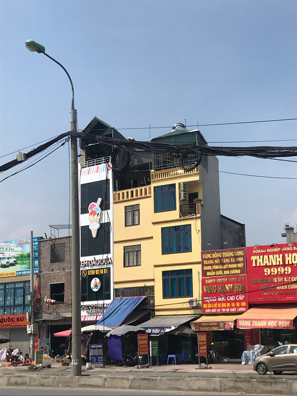 Nằm cách đó không xa (hướng về trung tâm Hà Nội), 5 ngôi nhà cao tầng khác cũng mang hình thù "kỳ quái" tương tự. Mặt tiền các ngôi nhà này đều bằng phẳng nhưng góc cạnh ở sau lại bị thu hẹp dần diện tích, rồi lại phình ra.