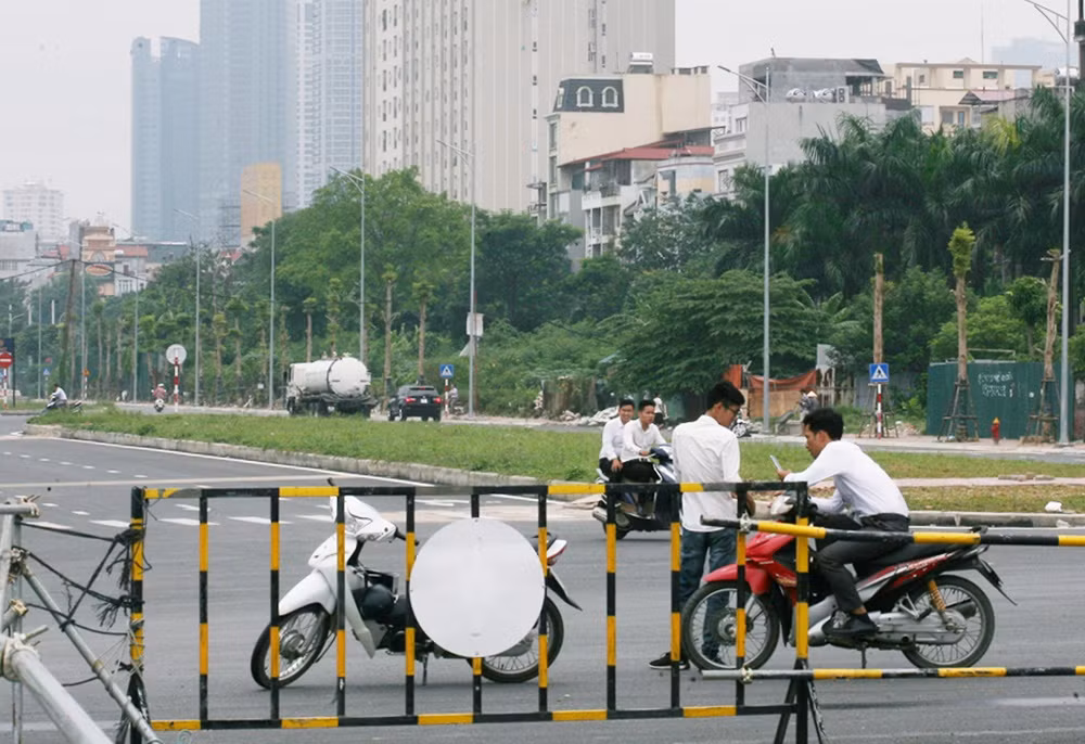 Theo tìm hiểu của PV Kiến Thức, mặt bằng giá chung cư quanh khu vực đường Nguyễn Văn Huyên kéo dài hiện nay đang phổ biến mức từ 40-60 triệu đồng/m2, thuộc phân khúc cao cấp ở Hà Nội. Tuy nhiên, dự kiến sau khi tuyến đường này được thông xe toàn bộ thì giá nhà ở khu vực này chắc chắn chưa dừng lại ở con số đó.