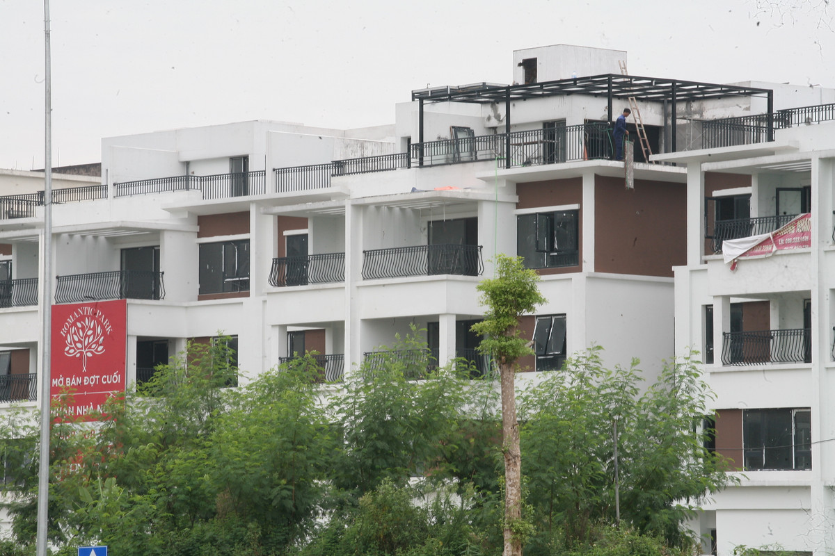 Vẫn còn một số hạng mục tại ngôi nhà của dự án Romantic Park được công nhân gấp rút hoàn thiện.