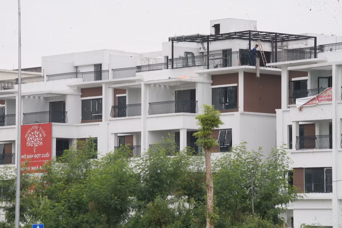 Vẫn còn một số hạng mục tại ngôi nhà của dự án Romantic Park được công nhân gấp rút hoàn thiện.