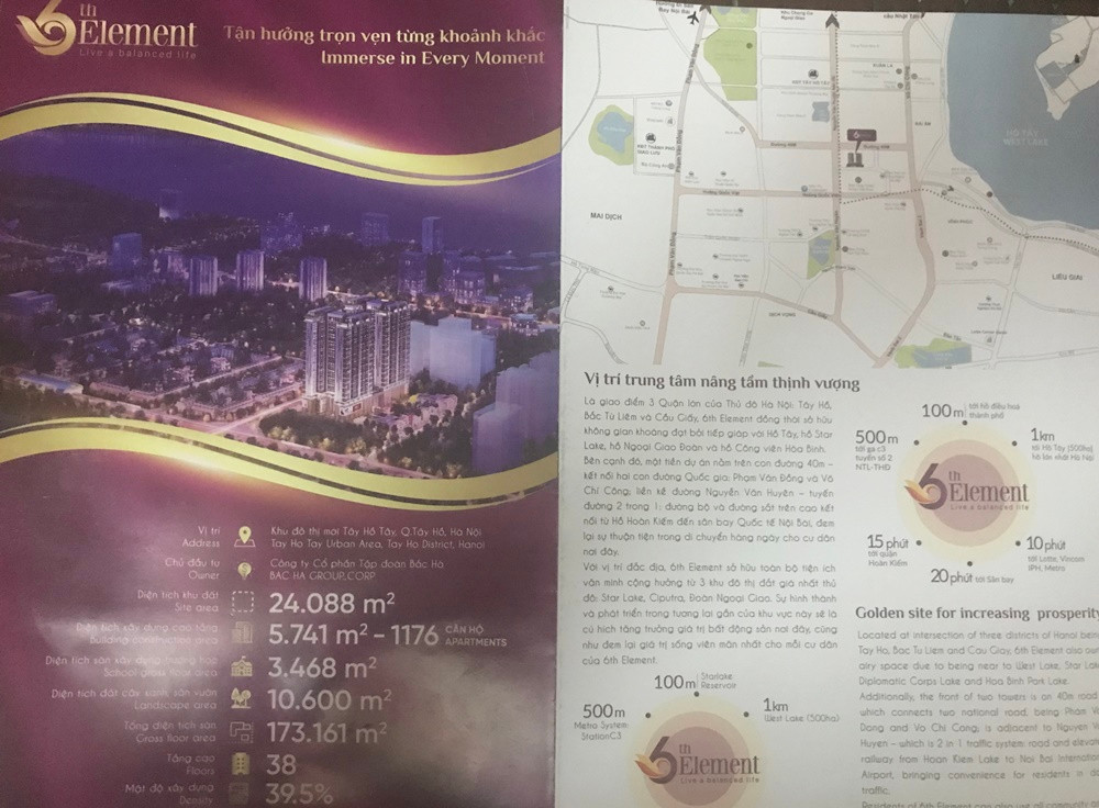 Các thông tin về dự án 6th Element của Công ty Cổ phần Xây dựng và Thương mại Bắc Hà được nhân viên môi giới in ra, đưa cho khách hàng dọc đường Nguyễn Văn Huyên kéo dài.