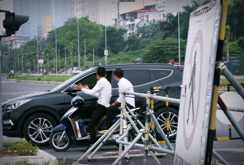 Đoạn 500m đường Nguyễn Văn Huyên kéo dài, nối từ đường 40m trong Khu đô thị Tây Hồ Tây ra đường Hoàng Quốc Việt xuất hiện nhiều "cò đất" - nhân viên môi giới bất động sản “săn” khách hàng một cách nhộn nhịp.