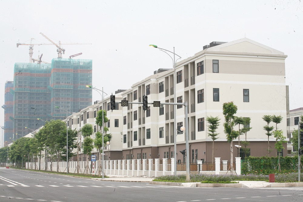 Những dãy nhà liền kề hoành tráng, sang trọng, tinh tế gần ngay trục đường Nguyễn Văn Huyên kéo dài khẩn trương được giới đầu tư bất động sản gấp rút hoàn thiện.