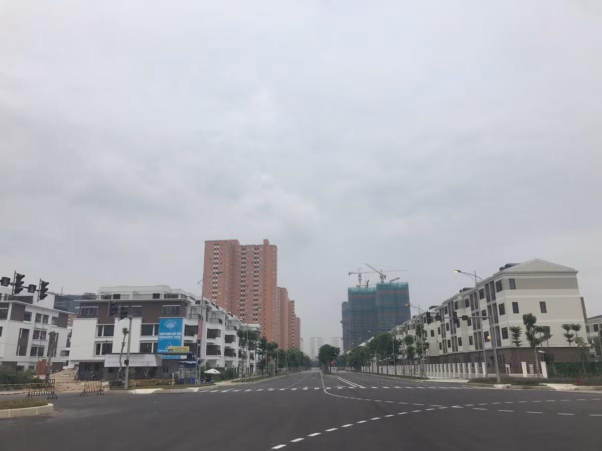 Với vai trò quan trọng và cải thiện hạ tầng giao thông, đường Nguyễn Văn Huyên kéo dài hiện đang trở thành trung tâm hút các dự án bất động sản.