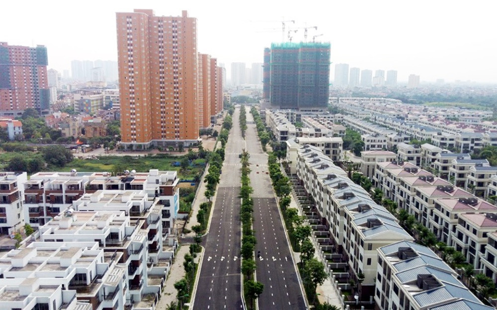 Ghi nhận của PV Kiến Thức ngày 23/7, thời điểm trước khi đường Nguyễn Văn Huyên kéo dài được khánh thành, rất nhiều dự án bất động sản đã “đón đầu” con đường "đắt nhất hành tinh" này.