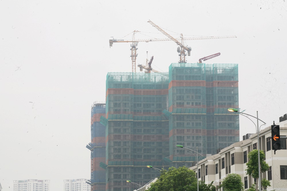 Nhiều dự án bất động sản khác nhanh chóng xây dựng “ăn” theo và hưởng lợi từ trục đường Nguyễn Văn Huyên kéo dài.