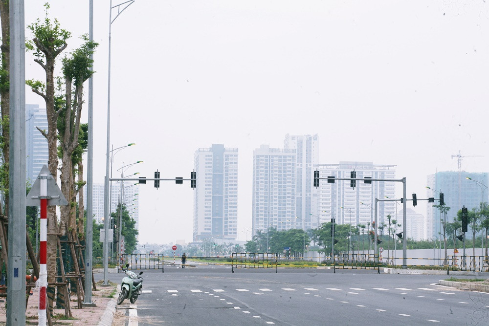 Tuyến đường rộng 60m, dài hơn 2km, có 4 làn xe mỗi bên, 2 làn ô tô và 2 làn xe máy.