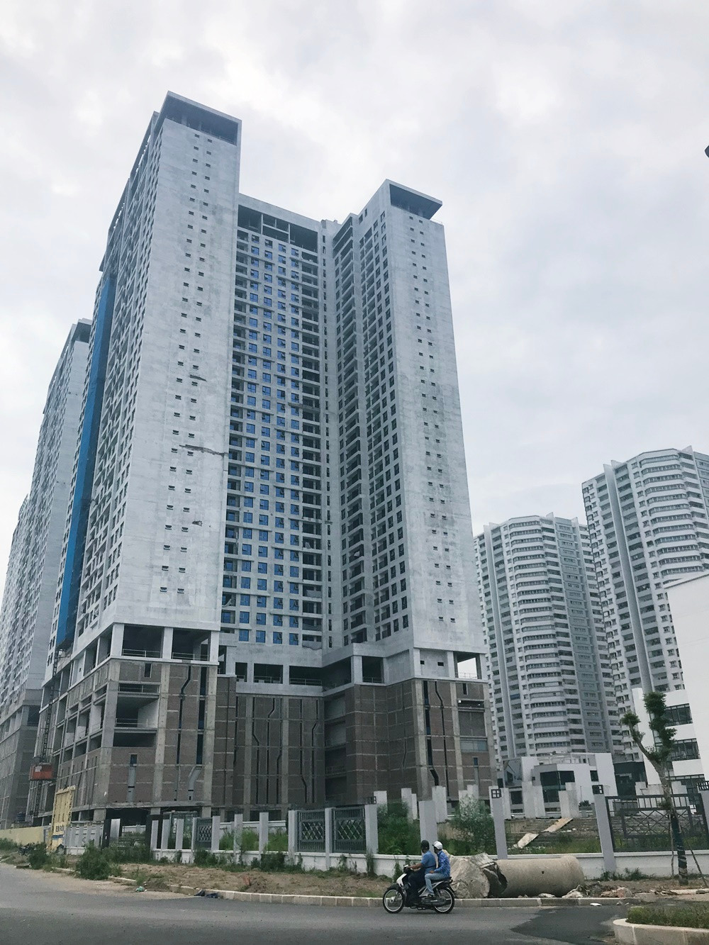 Dự án 6th Element của Công ty Cổ phần Xây dựng và Thương mại Bắc Hà, với 2 tòa tháp cao 38 tầng và gần 1.200 căn hộ. Dự kiến cuối năm 2019 này, dự án này sẽ bàn giao.