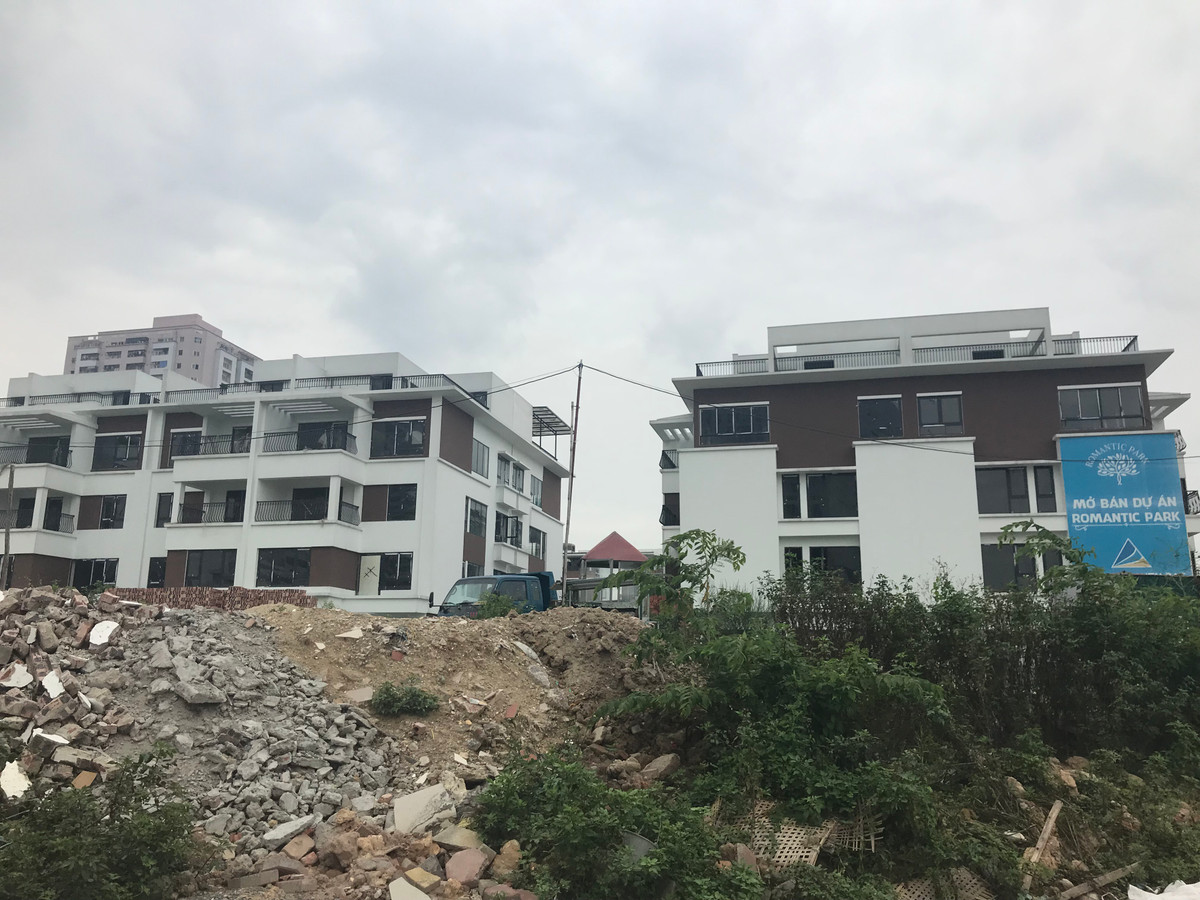 Một số ngôi nhà ở thấp tầng tại dự án Romantic Park, sát đường Nguyễn Văn Huyên kéo dài do Công ty TNHH Phát triển Bắc Sơn làm chủ đầu tư, đã được mở bán.