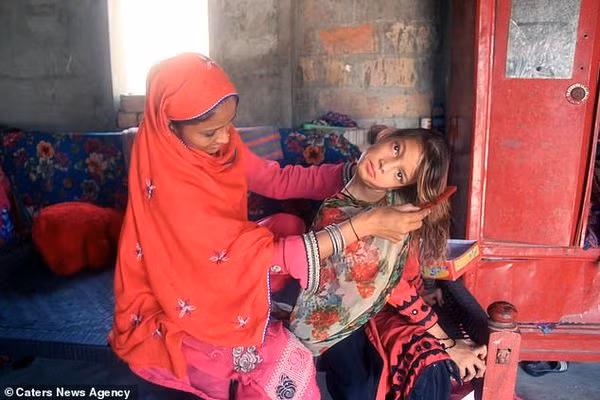 Be gai song voi chiec co veo 90 do vi nguyen nhan bat ngo-Hinh-4