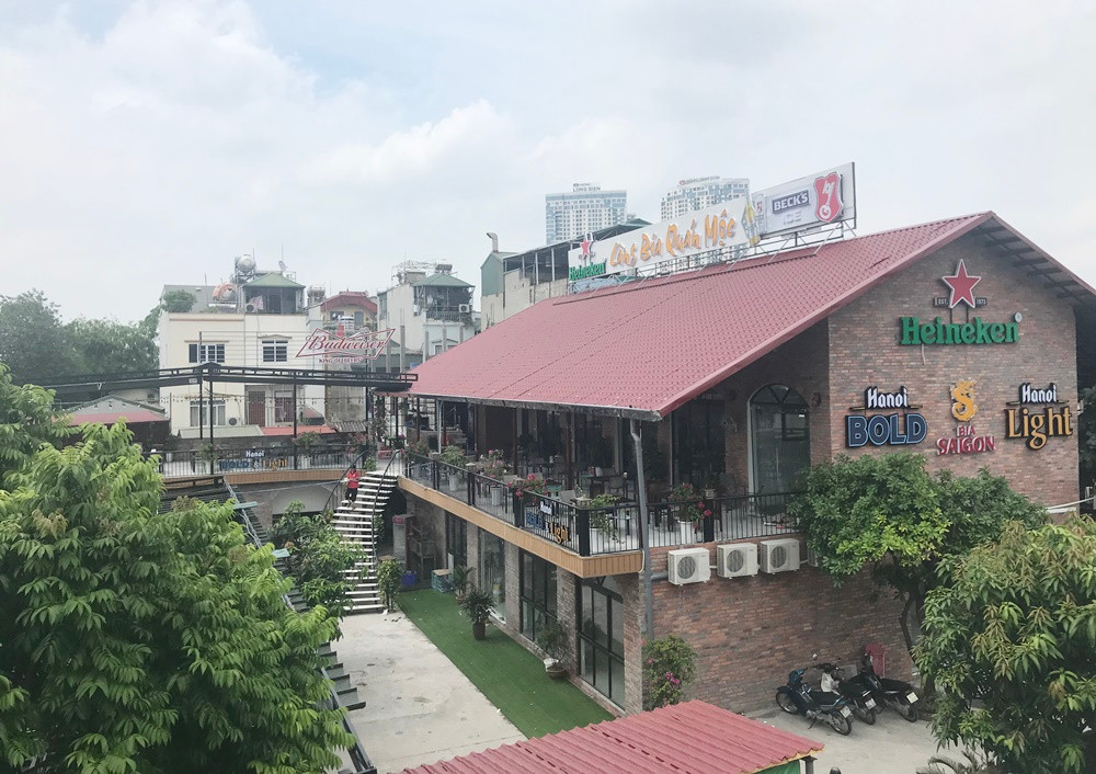 Trong khi đó, khẳng định với PV Kiến Thức, ông Trần Hoàng Việt - Phó Chủ tịch UBND phường Ngọc Lâm cho hay, chủ nhà hàng Làng Bia Quán Mộc không báo cáo lên UBND phường khi tiến hành sửa chữa, xây dựng cơ ngơi này.