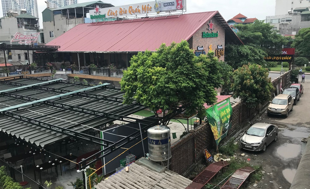 Ngay cạnh các dãy nhà hàng, dưới gầm cầu Chương Dương, cũng được nhà hàng này tận dụng làm nơi để xe máy, xe ô tô của "thượng đế".