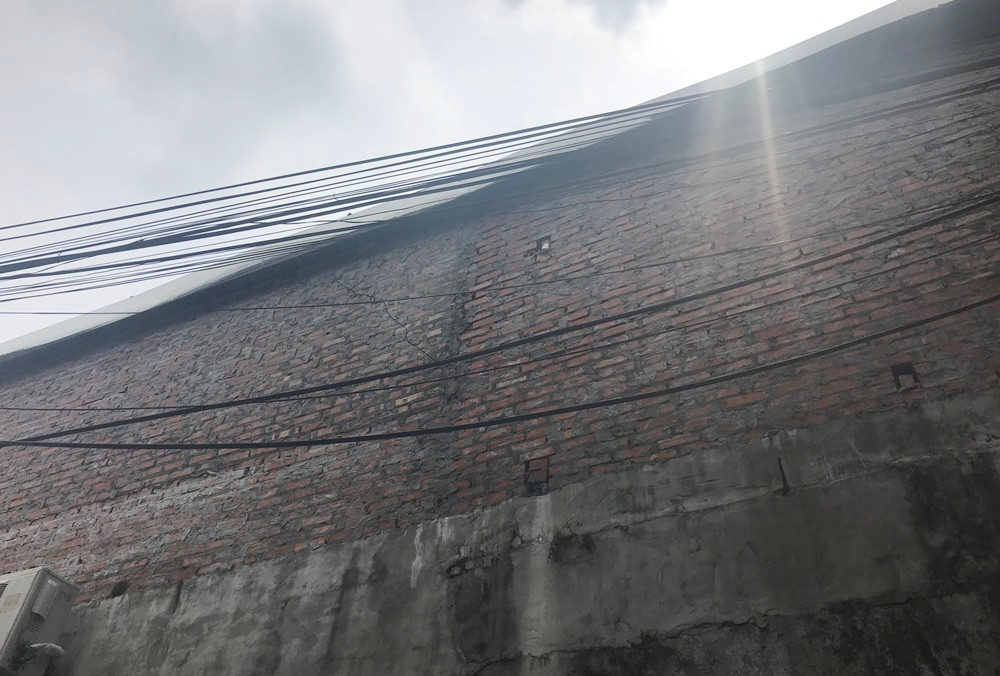 Theo ông Trần Hoàng Việt, trước đây, phần diện tích đang phản ánh do một công ty thuê rồi hợp tác với hãng taxi Thành Công. Hãng taxi Thành Công sau đó làm trụ sở tại phần diện tích đất này. “Họ có đề nghị được cải tạo, sửa chữa trên cơ sở hiện trạng, không xây dựng gì mới. Vừa rồi lại mở nhà hàng, không xin ý kiến của phường”, vị Phó Chủ tịch UBND phường Ngọc Lâm nói.