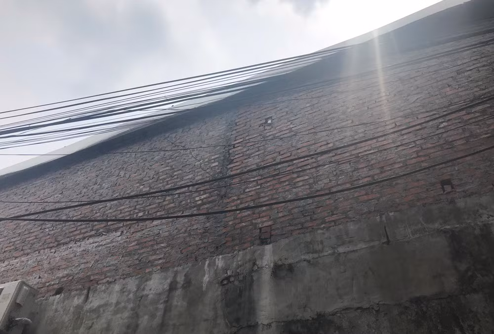 Theo ông Trần Hoàng Việt, trước đây, phần diện tích đang phản ánh do một công ty thuê rồi hợp tác với hãng taxi Thành Công. Hãng taxi Thành Công sau đó làm trụ sở tại phần diện tích đất này. “Họ có đề nghị được cải tạo, sửa chữa trên cơ sở hiện trạng, không xây dựng gì mới. Vừa rồi lại mở nhà hàng, không xin ý kiến của phường”, vị Phó Chủ tịch UBND phường Ngọc Lâm nói.