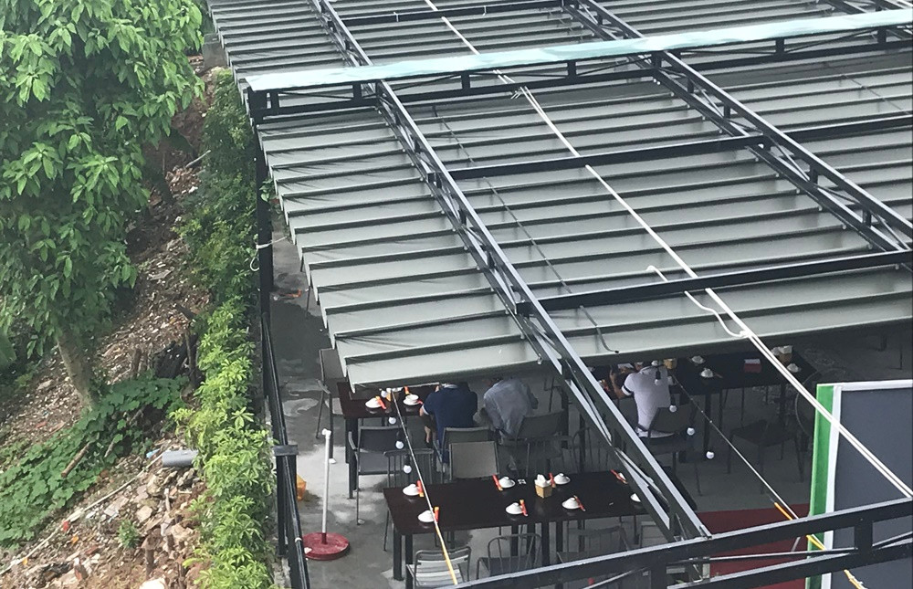 Khách hàng đã bắt đầu đến nhà hàng để ăn nhậu.