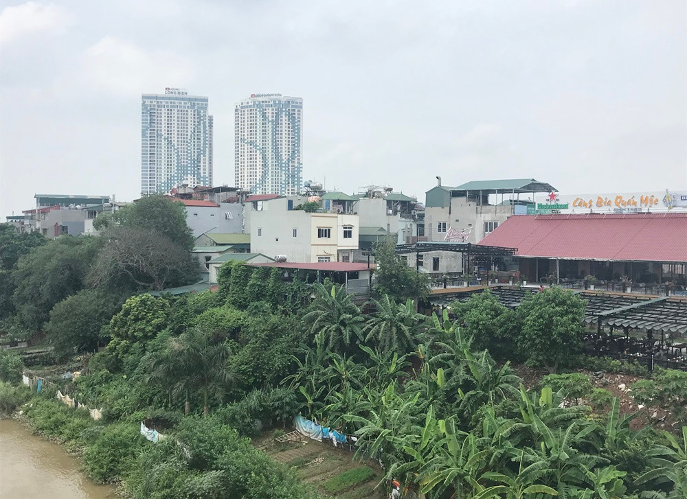 Nhà hàng sửa chữa, xây dựng sát mép bờ sông Hồng, gây ảnh hưởng nghiêm trọng đến hành lang thoát lũ sông.