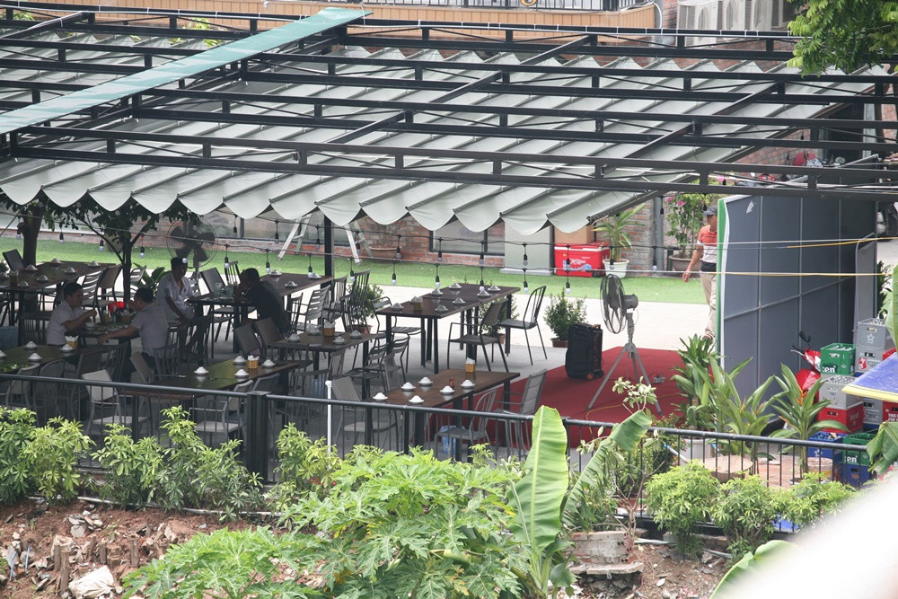 Dù kinh doanh "qua mặt" UBND phường, nhưng nhà hàng này vẫn đón khách nhộn nhịp.