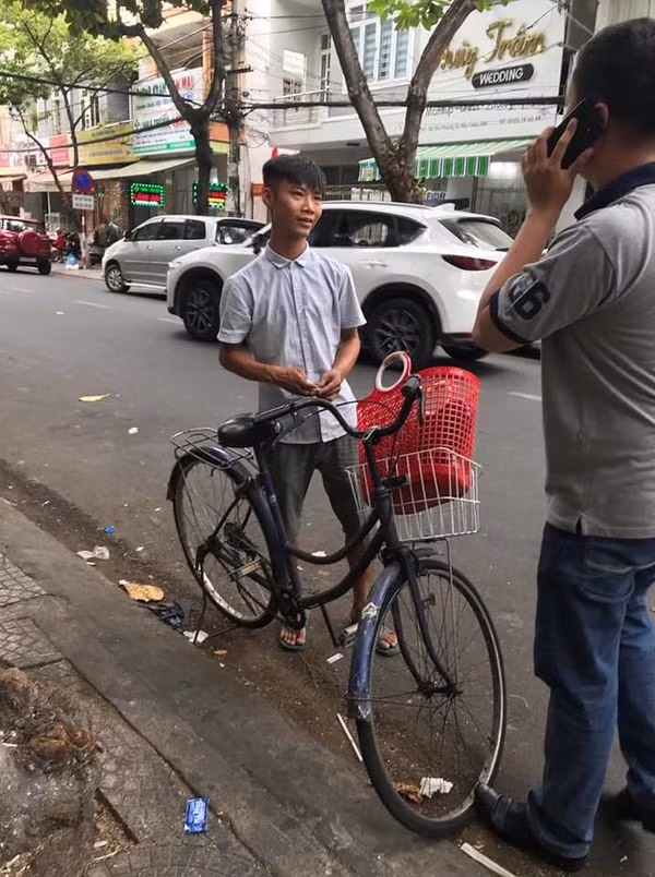 'Chat chem' du khach hon 300.000 dong, nam thanh nien nhan ket dang