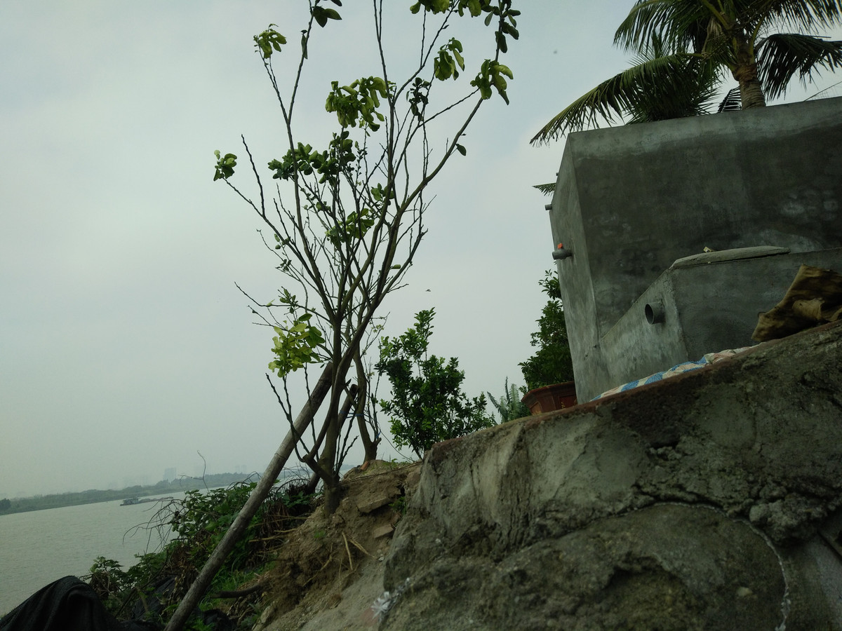 Nhiều công trình phụ đã được xây dựng kiên cố, san sát với dòng chảy sông Hồng, chính quyền phường Ngọc Thụy có biết?