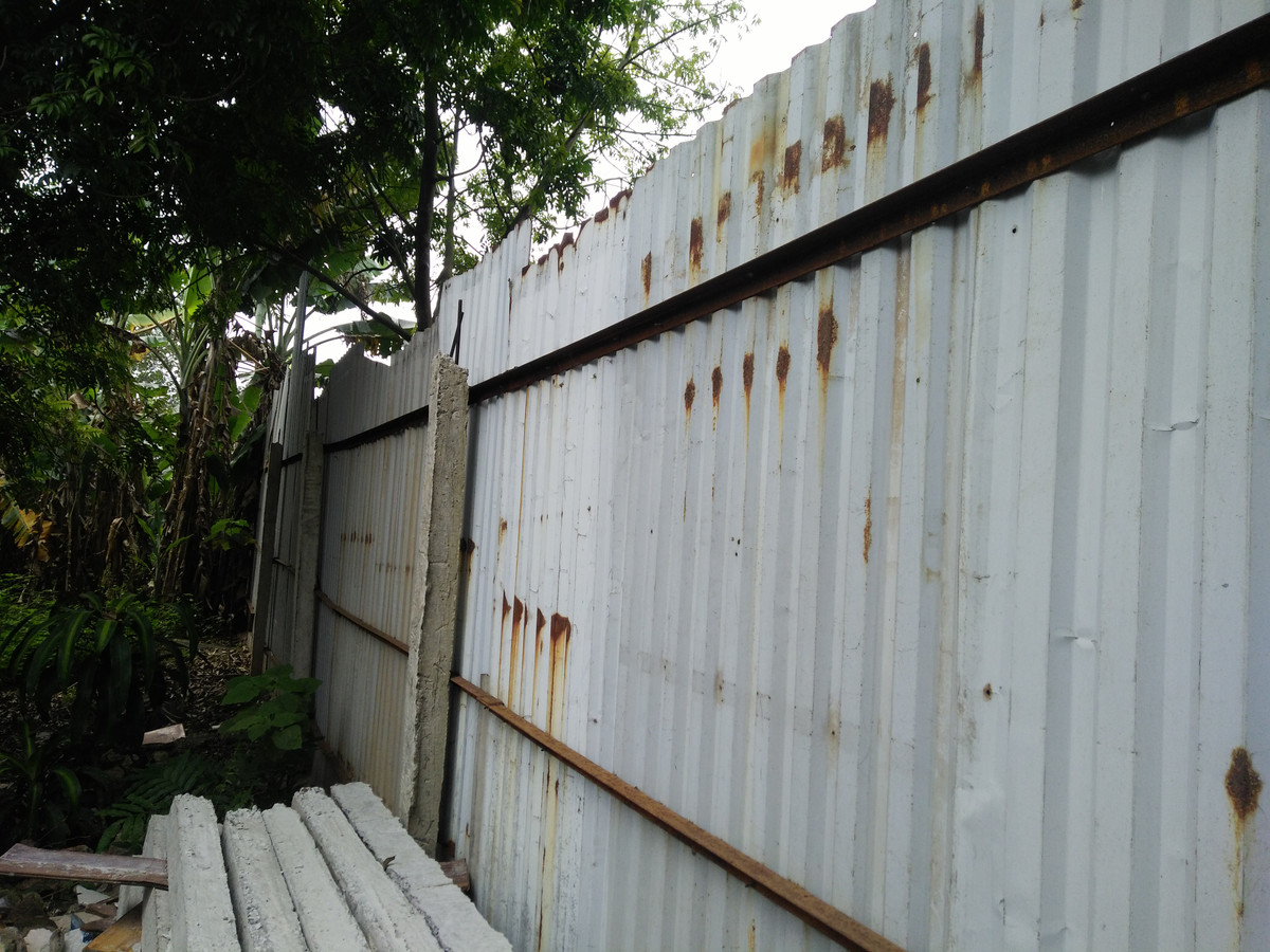 Hầu hết những công trình đang phản ánh xây trái phép, phân lô bán nền trái quy định đều được quây kín bởi tôn xanh bên ngoài, có chiều cao quá đầu nên người bên ngoài khó có thể quan sát được những gì đang tồn tại bên trong.