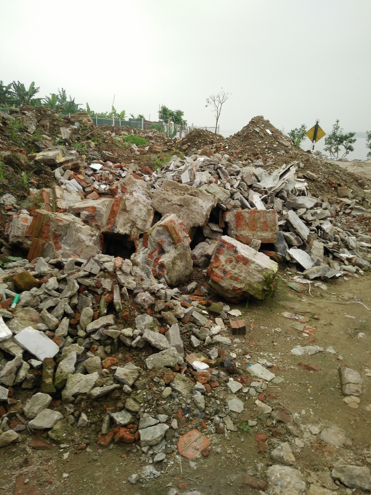 Trước đó, liên quan đến vấn đề này, PV Kiến Thức đã nhiều lần liên hệ với ông Nguyễn Quốc Văn - Chủ tịch UBND phường Ngọc Thụy, và được vị này cho biết, ngay khi phát hiện sự việc phường đã đến lập biên bản, xử phạt hành chính vi phạm.?