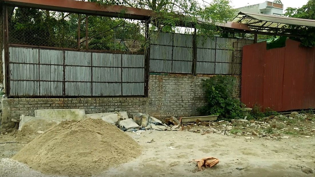 Thời điểm tháng 5 và tháng 6/2019, PV Kiến Thức ghi nhận tại vị trí đang phản ánh có rất nhiều công trình lớn nhỏ được xây dựng, quây kín tôn như thế này. Một số công trình khác thì tích cực tập kết vật liệu xây dựng để triển khai xây dựng các hạng mục.