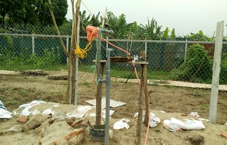 Tại một vị trí khác, "chủ đất" còn khoan cả giếng nước cố định.