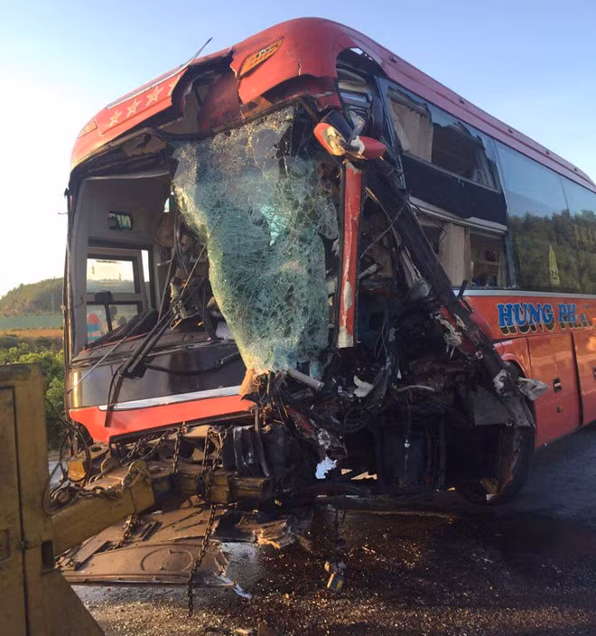 Nhieu nguoi thuong vong trong vu xe khach dam xe tai o Nam Hai Van-Hinh-2