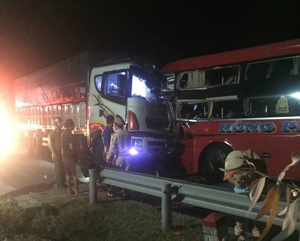 Nhieu nguoi thuong vong trong vu xe khach dam xe tai o Nam Hai Van