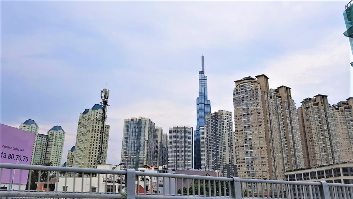 Các cao ốc chen lấn.