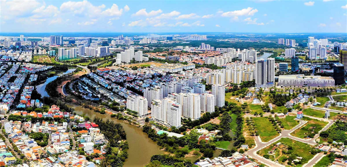 Theo thống kê chưa đầy đủ, khoảng 25 dự án của nhiều doanh nghiệp lớn được xây dựng trên tuyến đường này, trong đó phải kể đến như Hoàng Anh Gia Lai, Quốc Cường Gia Lai, Sunrise City và Sunrise Riverside (Novaland), Kenton Residences (Tài Nguyên)...