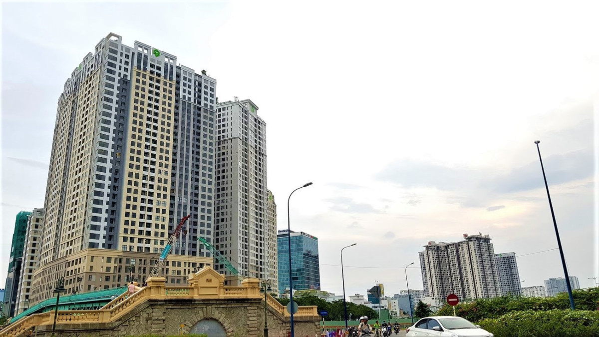 Trong 12 dự án này, 4 dự án của Novaland như Rivergate, Icon 56, Saigon Royal, The Trevor. Cụm dự án của Novaland cuối Bến Vân Đồn theo hướng về Cảng Nhà Rồng.