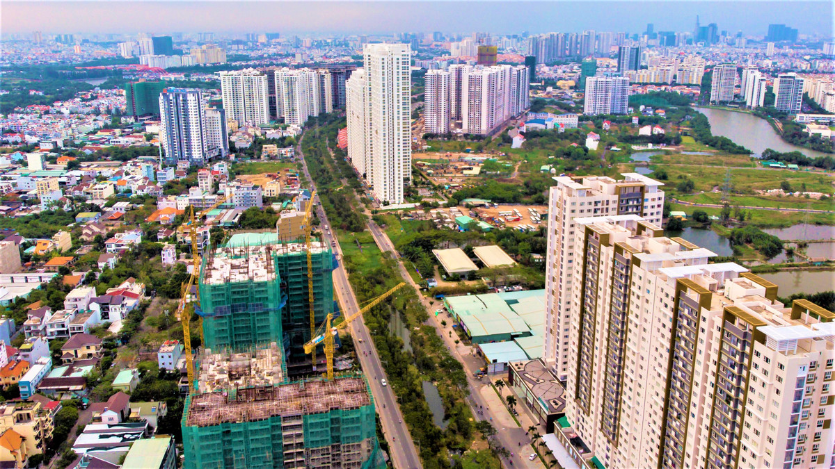 Nếu Nguyễn Hữu Thọ, quận 7, là nơi tập trung các dự án cao ốc chung cư thì hướng Nguyễn Hữu Thọ, huyện Nhà Bè lại có nhiều biệt thự nhà phố. Kiến Á có khu biệt thự Lavila, Phú Long có Dragon Sparg... Nhiều dự án chung cư cao tầng mới vẫn đang tiếp tục được xây dựng.