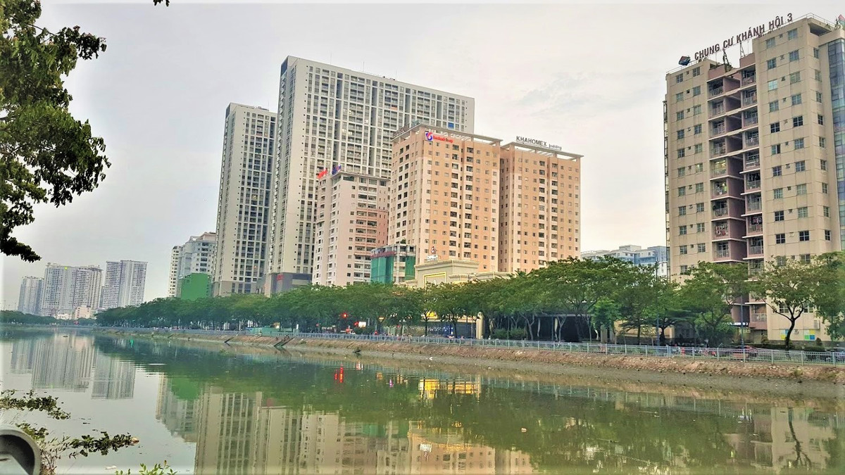 Bên kia quận 1, cách một con sông là Bến Vân Đồn, nối với trung tâm TP HCM bằng 4 cây cầu Khánh Hội, Calmette, Ông Lãnh và Nguyễn Văn Cừ.Chỉ là một tuyến đường ngắn chạy song song với Đại lộ Võ Văn Kiệt (quận 1) nhưng Bến Vân Đồn có tới 12 cao ốc được xây dựng lên.