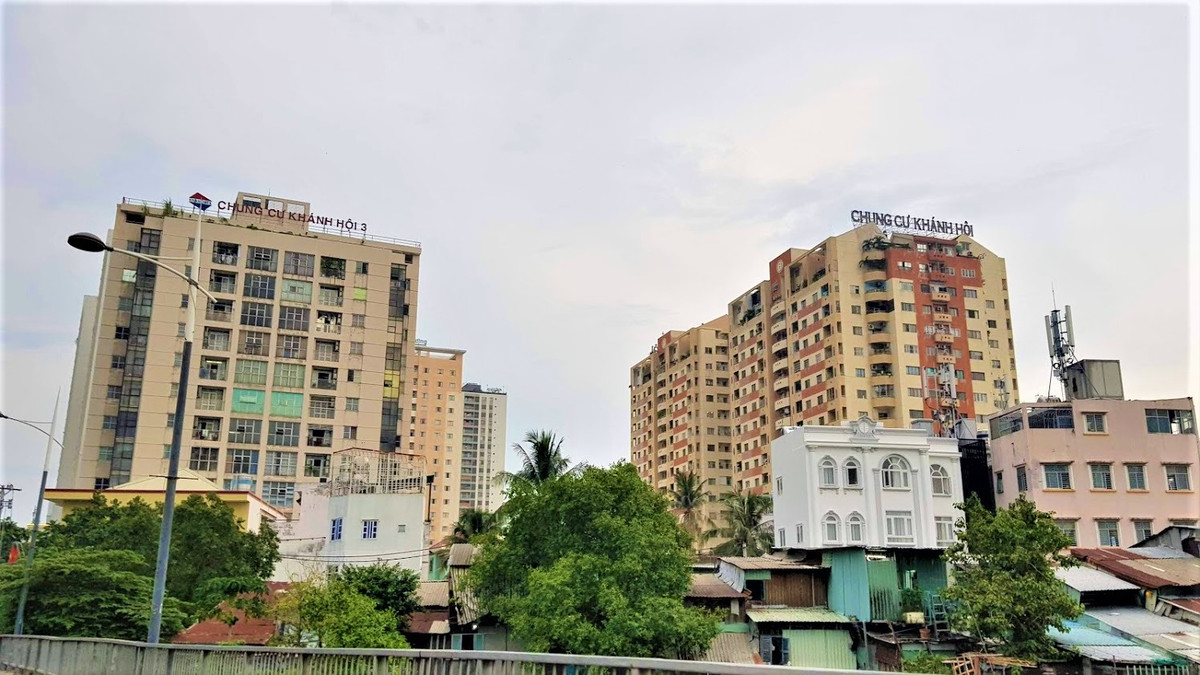 Những tòa nhà san sát.