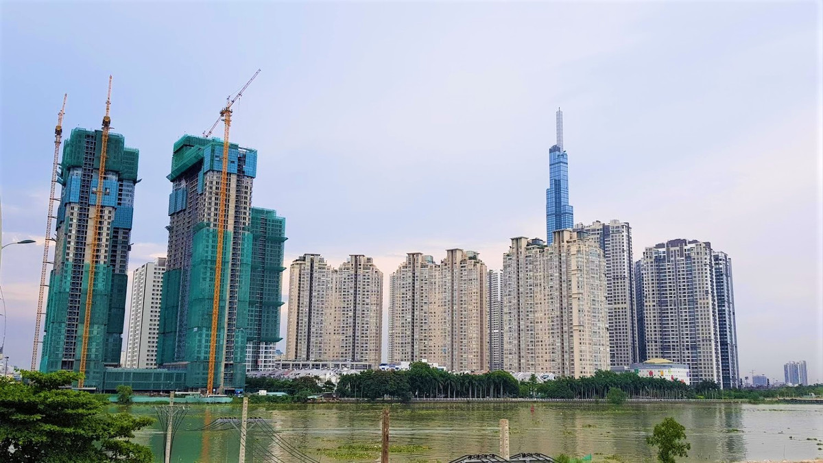 Các dự án Sunwah Pearl, Saigon Pearl, Vinhomes Central Park trải dài bên bờ sông Sài Gòn.Trong đó, Sunwah Pearl đang được xây dựng lên 2 block, các dự án còn lại đã đi vào sử dụng.