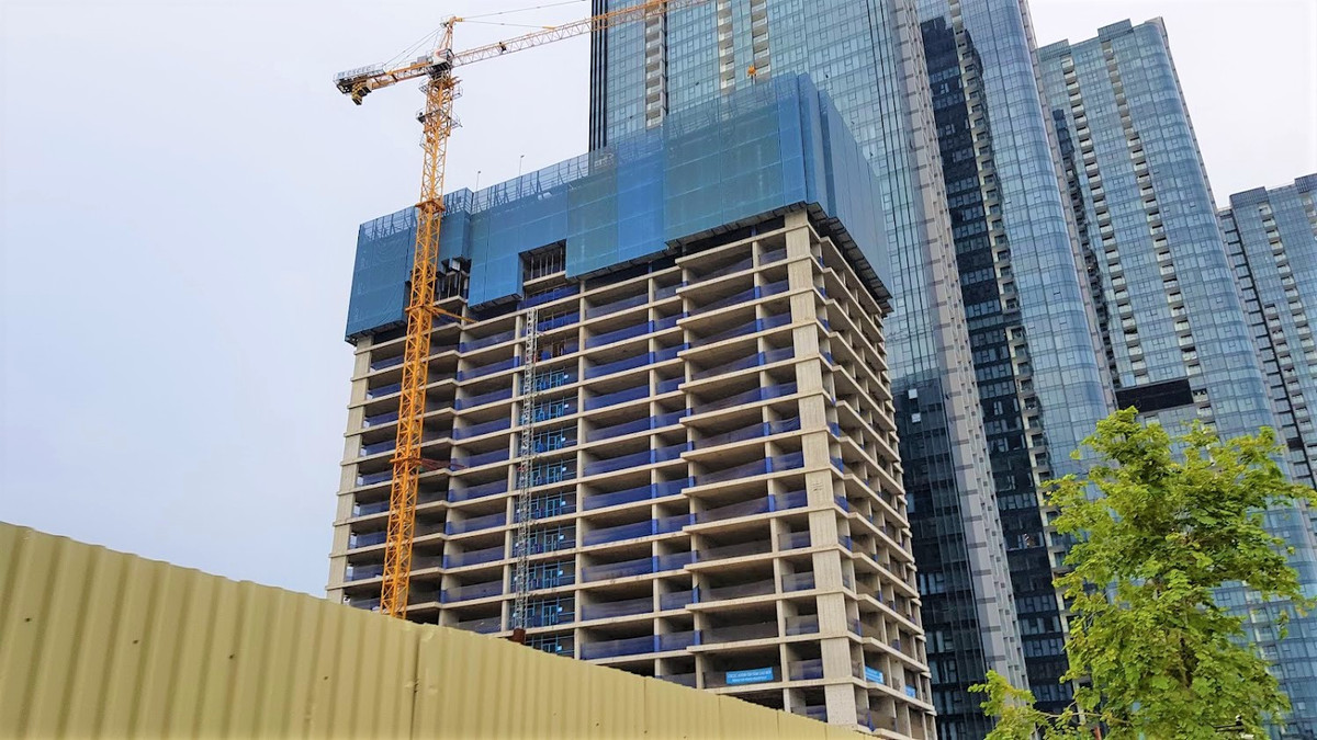 Một tòa cao ốc trong dự án Centennial Ba Son của Alpha King đang được xây dựng. Dự án có 410 căn hộ, biệt thự và cao ốc văn phòng đang trong quá trình xây dựng.