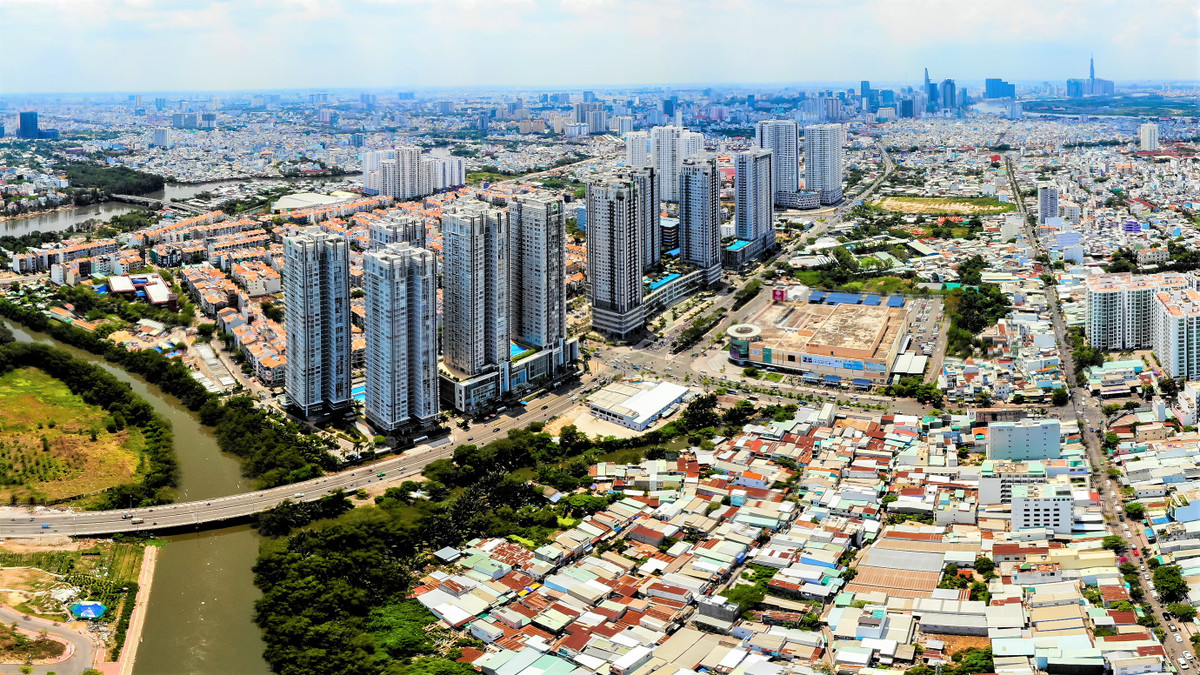 Chung cư, biệt thự chen chúc đường Nguyễn Hữu Thọ: Không giống như Bến Vân Đồn hay Nguyễn Hữu Cảnh, đường Nguyễn Hữu Thọ dài hơn, khoảng 4 km và là tuyến đường nối huyện Nhà Bè, quận 7 sang trung tâm TP HCM qua cầu Phước Kiển và cầu Kênh Tẻ. Đây được coi là tuyến đường huyết mạch của khu Nam TP HCM.