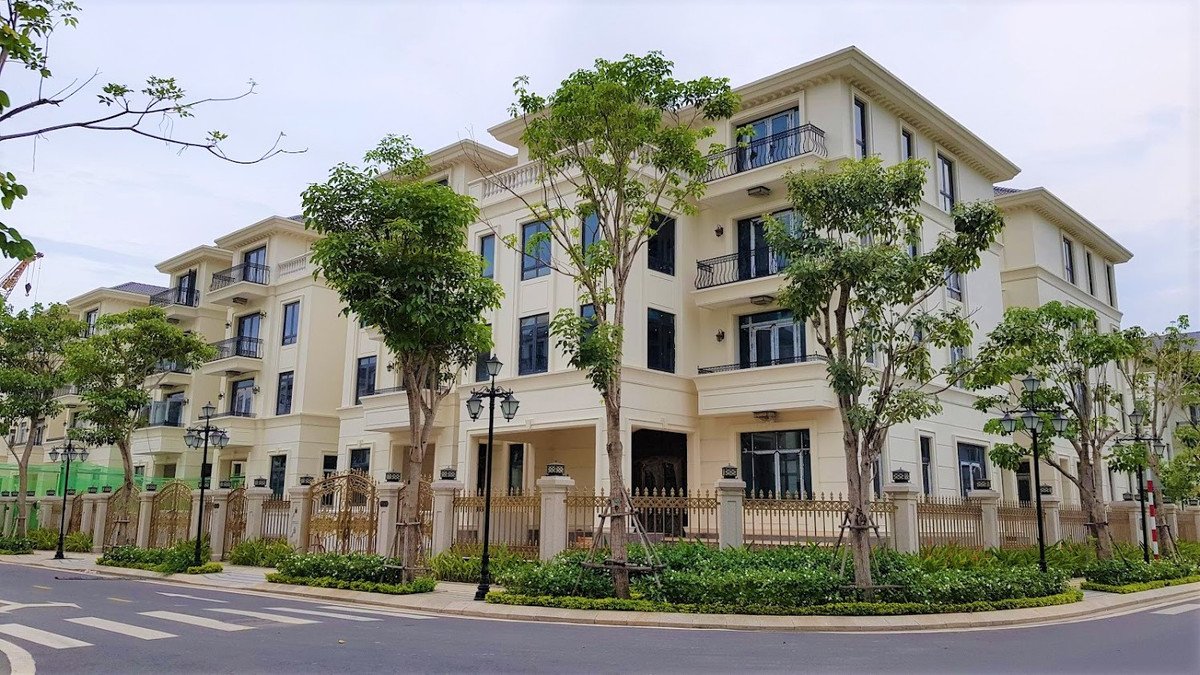 Đường Nguyễn Hữu Cảnh dài khoảng 3 km, vắt ngang địa phận quận 1 và Bình Thạnh được xem là "điểm đen" về ngập lụt của TP HCM. Tình trạng ngập lụt kéo dài nhiều năm khiến thành phố phải trang bị cả hệ thống "siêu máy bơm" chống đỡ. Mặt đường cũng hư hỏng.