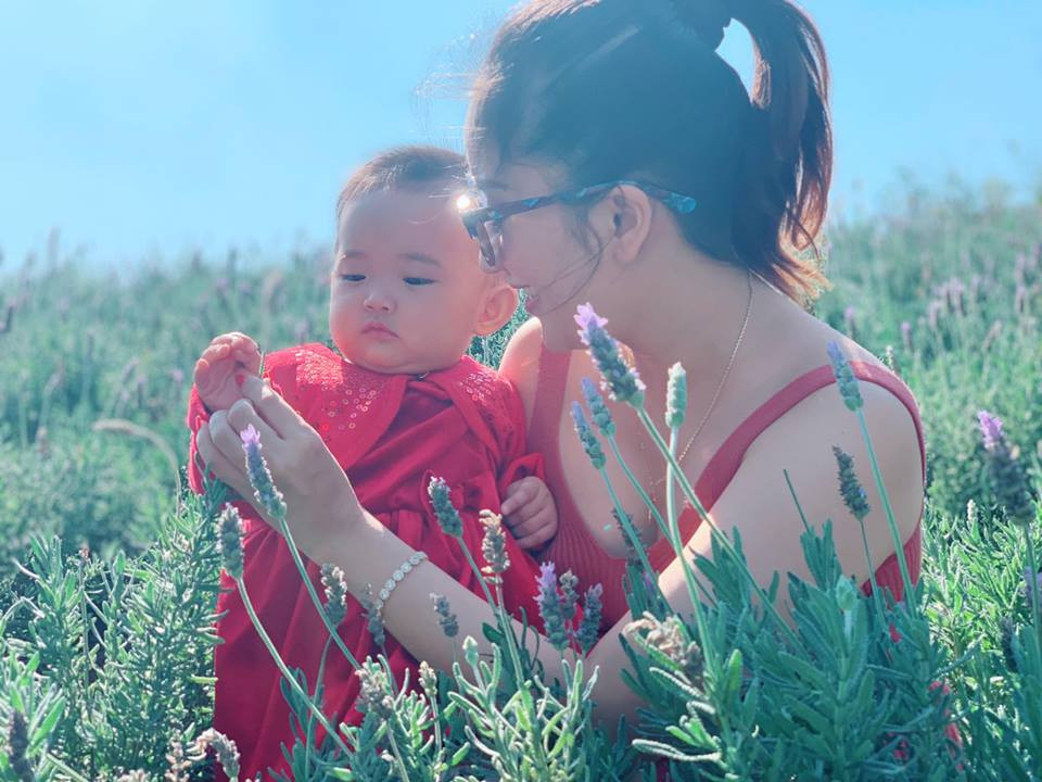 Khánh Thi hạnh phúc chụp ảnh bên con gái út - bé Anna.