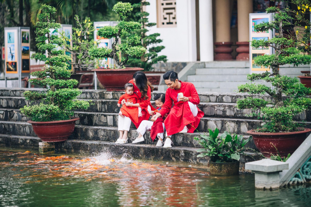 Trước Tết Nguyên đán, Khánh Thi và Phan Hiển ra Hà Nội, tổ chức cuộc gặp gỡ báo chí để vận động cho việc thành lập Liên đoàn khiêu vũ thể thao Việt Nam. Trong cuộc trò chuyện ngoài lề với báo chí, khi được hỏi ai là người kiếm tiền nhiều nhất nhà, Phan Hiển nửa đùa nửa thật nói rằng, đó chính là Kubi. Phan Hiển cho biết, dù mới 4 tuổi nhưng Kubi nhận được khá nhiều hợp đồng quảng cáo.
