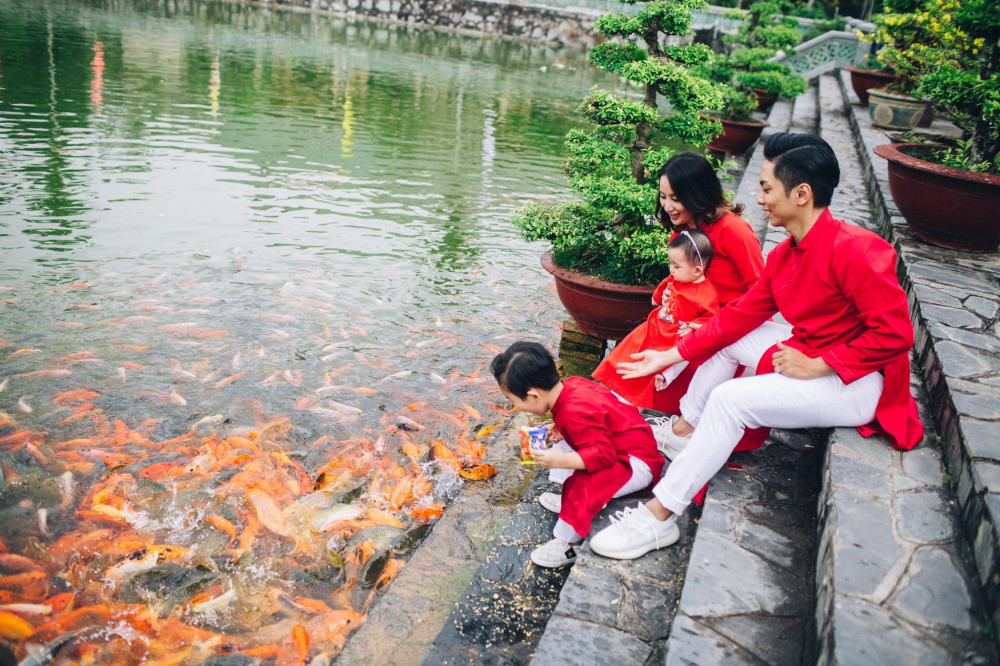 Phan Hiển tiết lộ, kiếm được bao nhiêu tiền, anh đều đưa cho Khánh Thi giữ. "Đến với tôi, Khánh Thi phải chịu nhiều thiệt thòi nên tôi muốn bù đắp cho cô ấy".