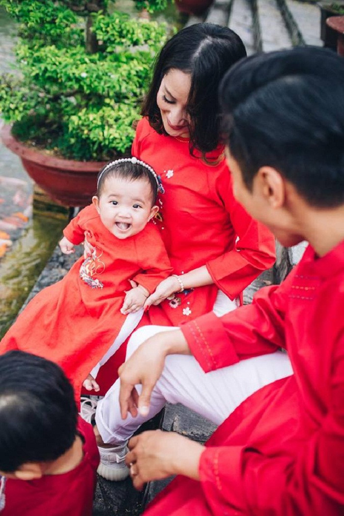 Phan Hiển cho biết thêm, trong công việc, trong việc tập luyện môn khiêu vũ thể thao, anh nghe theo sự hướng dẫn của vợ. Tuy nhiên, những việc lớn trong nhà đều do anh tự quyết định.