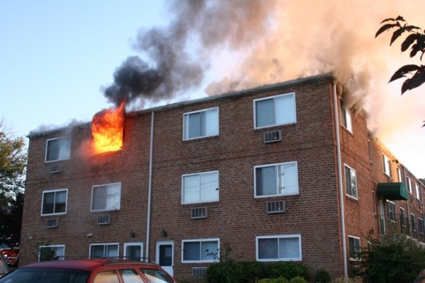 Nguoi dan ong phong hoa dot nha vi bi me can nhan