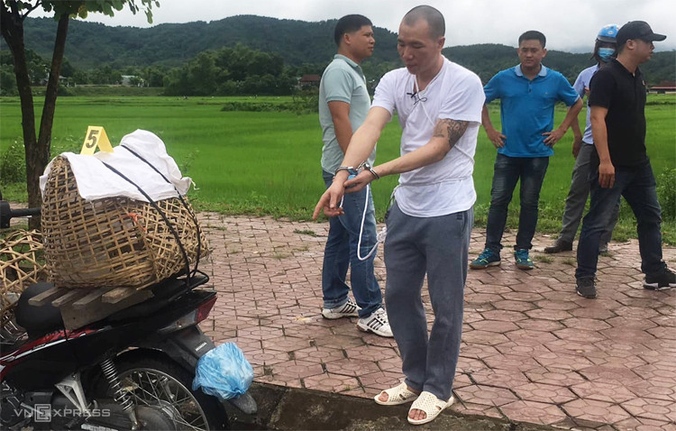 Theo Kết luận điều tra, trong khoảng thời gian từ ngày 4-6/2/2019 (tức từ 30 tháng Chạp đến ngày mồng 2 Tết Nguyên đán Kỷ Hợi 2019), tại nhà Bùi Văn Công, các đối tượng Bùi Văn Công, Phạm Văn Nhiệm, Lường Văn Lả, Lường Văn Hùng, Vương Văn Hùng, Phạm Văn Dũng và Cầm Văn Cương đã xâm hại tình dục trái ta muốn của nạn nhân.