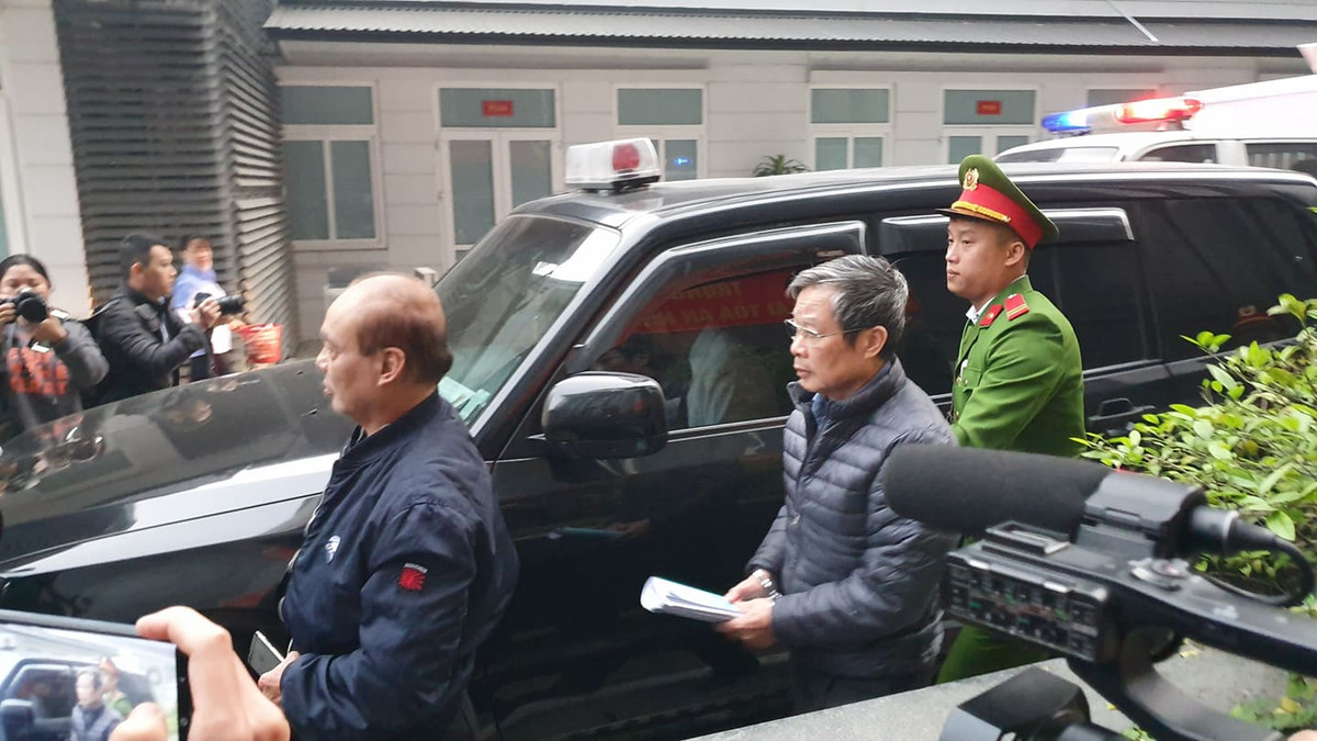 Theo quyết định đưa vụ án ra xét xử, có 13 bị cáo bị truy tố về tội "Vi phạm các quy định về quản lý đầu tư công gây hậu quả nghiêm trọng" gồm: Nguyễn Bắc Son - nguyên Bộ trưởng Bộ TT&amp;TT;