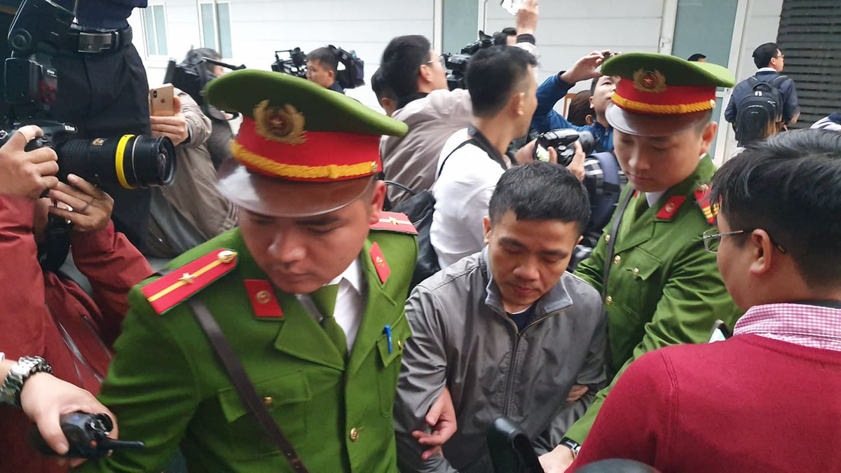 Riêng bị cáo Phạm Nhật Vũ - nguyên Chủ tịch HĐQT AVG bị truy tố về tội “Đưa hối lộ”. Ngoài ra, 4 bị cáo Nguyễn Bắc Son, Trương Minh Tuấn, Cao Duy Hải và Lê Nam Trà còn bị truy tố thêm tội “Nhận hối lộ”.