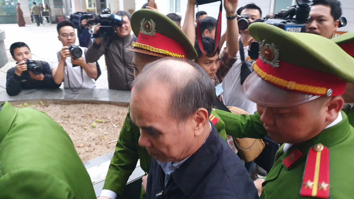 HĐXX vụ án gồm 5 người (2 thẩm phán, 3 hội thẩm Nhân dân) và giữ vai trò Chủ tọa phiên tòa là Thẩm phán Nguyễn Thị Xuân Thu. Ngoài ra, do tính chất quan trọng của vụ án, Tòa án và Viện KSND TP Hà Nội cũng bố trí thêm 6 thẩm phán dự khuyết, 2 hội thẩm Nhân dân dự khuyết và 1 kiểm sát viên dự khuyết tại phiên tòa.